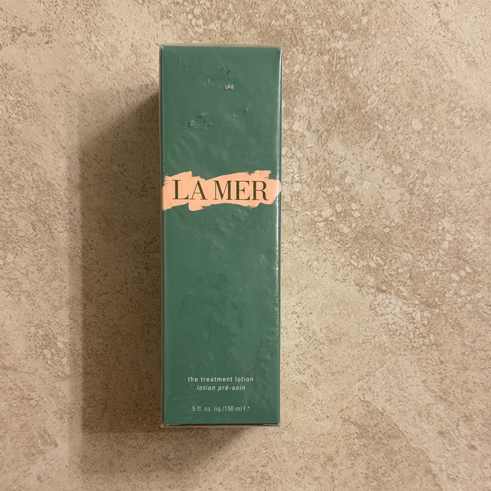 La Mer Skincare Box in Green and Peach